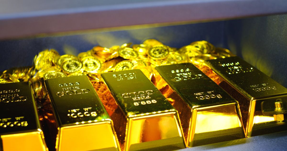 Gold Bars vs Gold Coins: What Should You Buy?