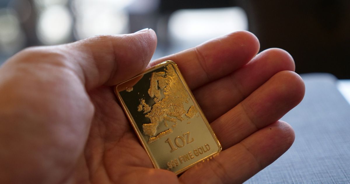 Gold Hits Record High as Investors Seek Safe Haven Amid Weakening US Dollar